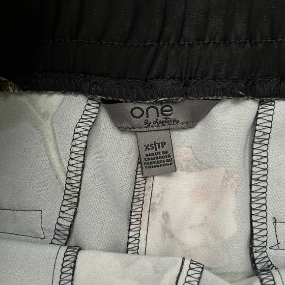 Stretchy floral dress pants​ - Picture 3 of 3